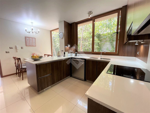 Casa En Venta De 4 Dorm. + Sala Estar En Chicureo P. Roj