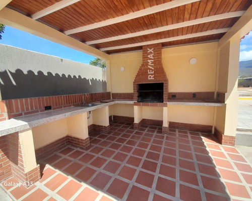 Re/max 2mil Vende Townhouse En Conjunto Res. Terrazas Del Valle, El Valle Del Espíritu Santo, Mun. García, Isla De Margarita, Edo. Nueva Esparta