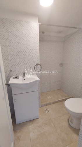 Cómodo Apartamento De Un Dormitorio Con Entrepiso Funcional En Brazo Oriental.-