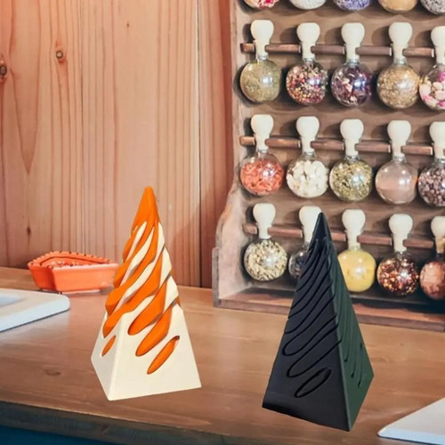 Escultura De Paso A Través De Una Pirámide Imposible, Creati