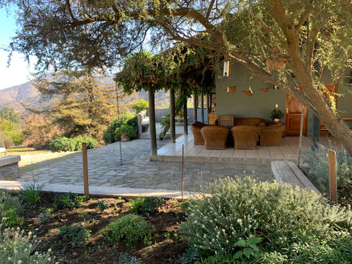 Excelente Parcela Con Amplia Casa, Gran Terreno Y Jardines