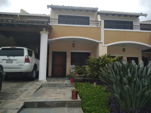 En Venta Th Via El Castaño, Maracay