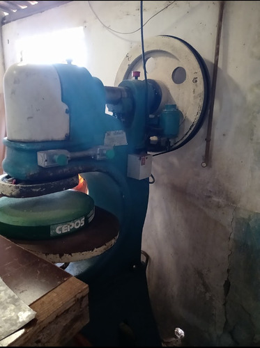 Imagem 2 de 3 de Vendo Uma Máquina De Corte Para Calçados, Bolsas, Carteiras.