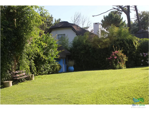 En Venta Y Alquiler... Casa En Excelente Zona, Distribuida En Dos Plantas.