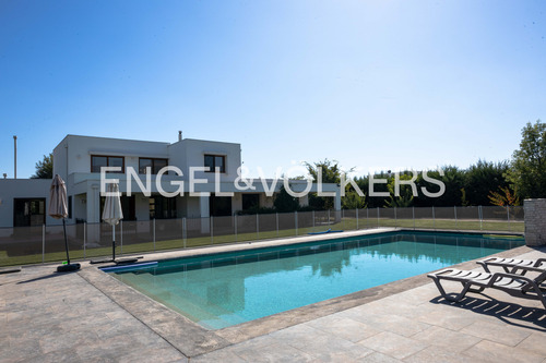 Casa Mediterránea En Exclusivo Condominio En Linderos