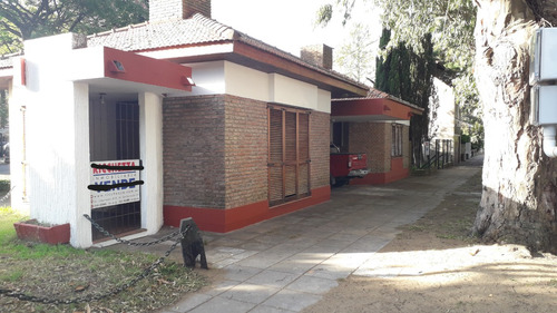 Chalet Excelente Ubicación Incluye Parque Con Salida A Dos Calles, Oportunidad. Dueño Vende.