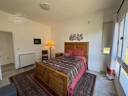 Casa En Venta En Colonia Del Sacramento Sobre Rambla Costanera, Barrio Sheraton