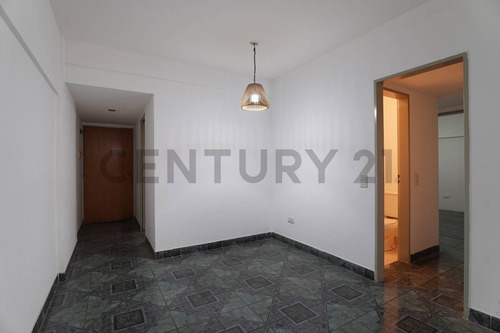 Venta - Departamento De 4 Ambientes En Flores Con Balcón Y Patio