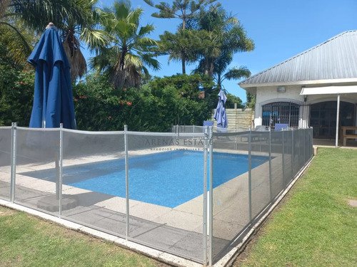 Vende Casa De 3 Dormitorios Totalmente Reformada. Con Piscina Climatizada. Cerca De Colegios, Punta Del Este 