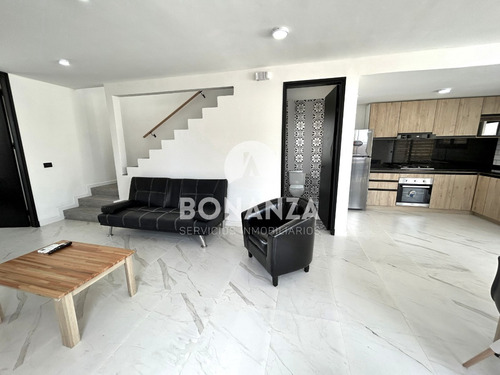 Punta Colorada - Piriápolis. Casa En Venta Con Piscina, 50 Metros De La Playa.