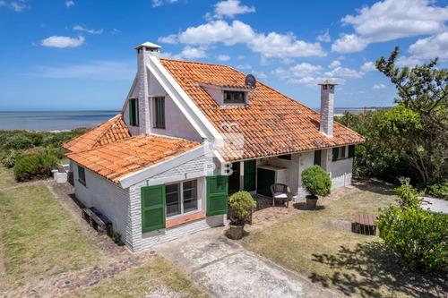 Casa En Primera Línea Al Mar - Ref : Pbi1129
