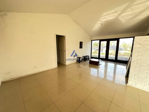 Casa 3 Dormitorios Y Servicio En Barrio Golf