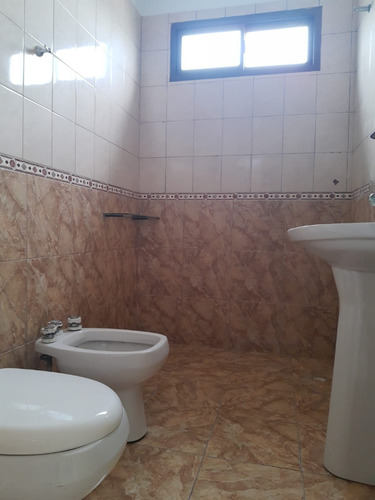 Chalet C/local Comercial Y Sótano, 3 Plantas Sobre Hipolito Yrigoyen Glew