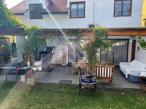 Casa En Venta De 3 Dorm. En La Florida