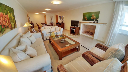 Apartamento De 3 Mas Dep. De Servicio Terraza Con Churrasquera En Playa Brava, Punta Del Este!!!!!!- Ref: 1858