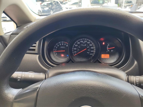 Imagen 12 de 15 de Nissan Tiida 1.8 Sense Sedan Std 6 Vel Ac 2011