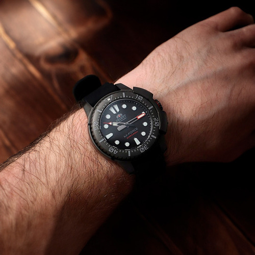 Correa japonesa Orient Automatic M-force Divers Sapphire RA-AC0L03B00b, bisel negro, fondo gris oscuro
