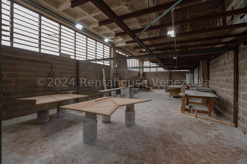 Local Comercial De 900 M2 Ubicado En La Zona Industrial De San Antonio