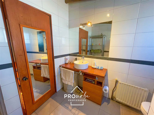Venta Casa,los Dominicos Las Condes, 4 Dormitorios, Piscina.