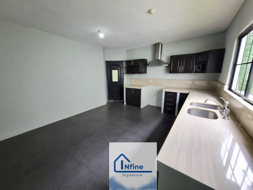 Hermosa Casa En Venta, Ubicada En Excelente Sector