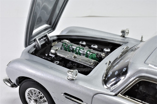 Aston Martin Db5 James Bond 007 Escala 1:18 Autoworld Color Plateado