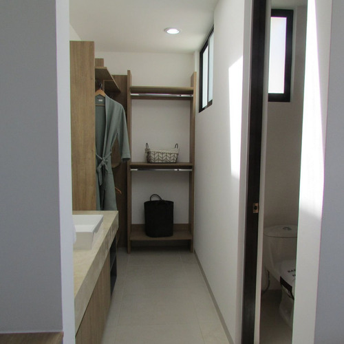 Estrena Casa En Zibata, 3 Recamaras Jardín, Sala Tv, Terraza Techada, Alberca.