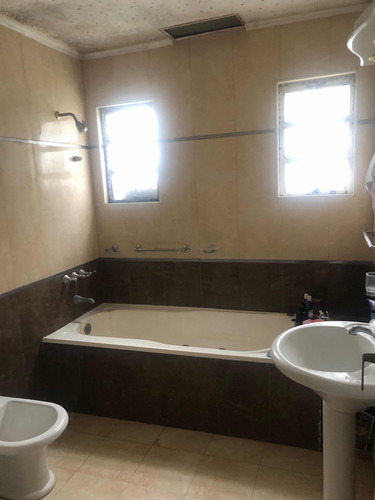 Casa En Venta 4 Ambientes Con Jardín Amplio, Pileta Y Cochera