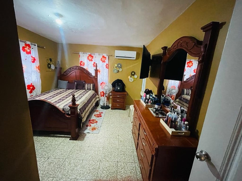 Imagen 15 de 30 de Casa De 3 Niveles Con Piscina En Santo Domingo