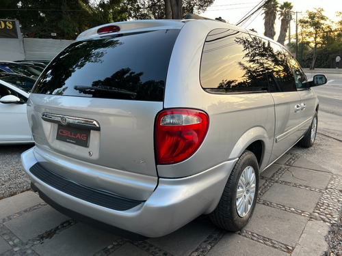 Imagen 8 de 25 de Chrysler Town Country 2005 Flamantísima