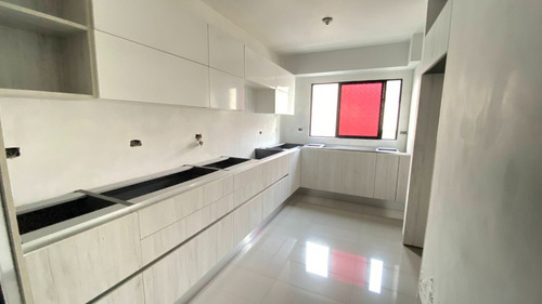 Tibisay Rojas Vende Amplio Apartamento Actualizado Como Nuevo En Urb. Sabana Larga    Cod. 233179