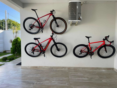 Imagem 5 de 10 de 2 Suportes De Parede Para 2 Bicicletas Com Bases Articuladas