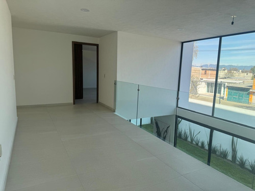 Exclusiva Casa En Venta, Moderna Casa Amplia Con Excelente Ubicación En La Exclusiva Zona Residencial De Metepec