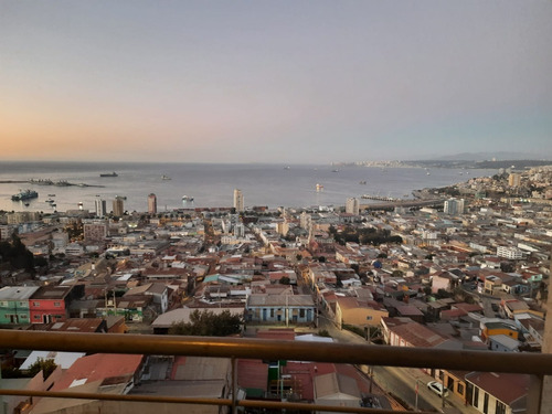 Se Vende Cómodo Departamento Con Hermosa Vista A Valparaíso.