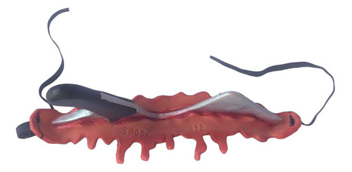 Juego de bromas de carnaval de Halloween con el cuchillo en la garganta