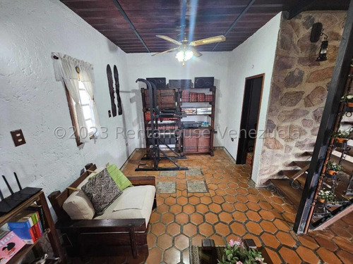 Bella Casa Tipo Chalet Holandés En Venta San Antonio De Los Altos 24-9993 Edf