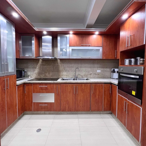 Amplio Townhouse De 3 Niveles En Residencias La Romanza