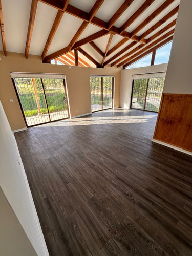 Casa 4 Dormitorios En Condominio Los Laureles 5.000 M2