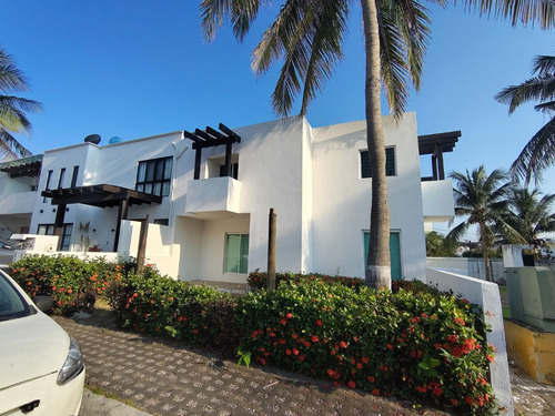 Casa En Venta En Col. Ricardo Flores Magon, Ver