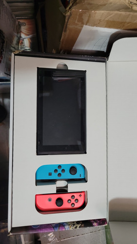 Consola Nintendo Switch Neón 1.1 + Caja Versión Mario Kart (Usado)