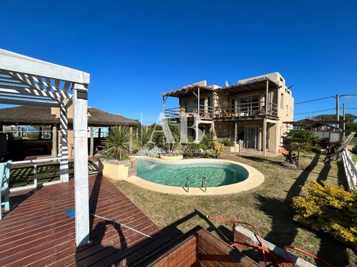 Hermoso Complejo De 4 Apartamentos Con Piscina En Punta Del Diablo