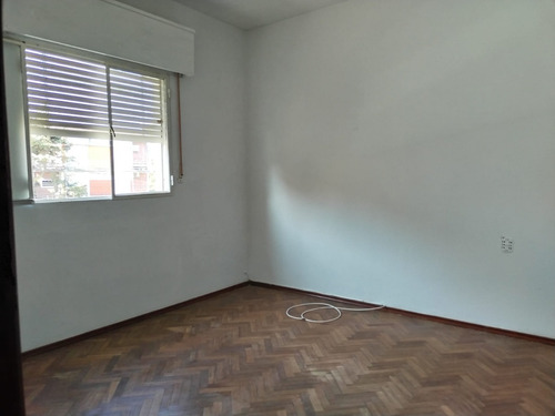 Atención Inversionistas!!! 2 Apartamentos En Un Mismo Padron, 1, De 2 Dormitorios, Li./com, Coc. C/oficce Y Baño. Otro; Liv/com, 1 Dorm, Kitchenette, Baño Y Lindo Patio!!! Documentacion En Regla