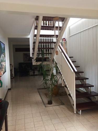Imagen 6 de 30 de Comoda Y Amplia Casa En Venta. Urb, Miranda. Mr 04126270120