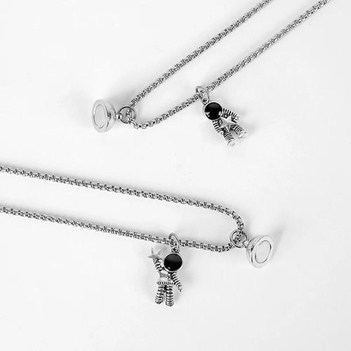 Imagen 6 de 9 de Collares De Pareja Astronautas Magnético Regalo Amor Novios