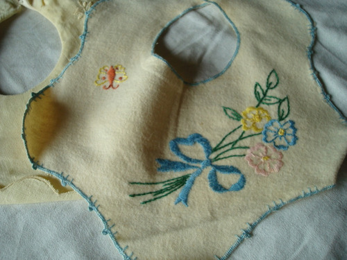 Baberos Antiguos Bordados A Mano. Set De 7