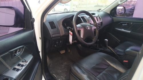 Imagen 10 de 12 de Toyota Hilux Srv 4x4 At Pack