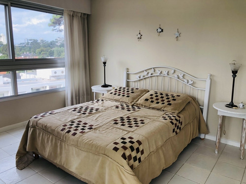 Apartamento En Mansa - Punta Del Este En Alquiler Anual- Ref: 1816