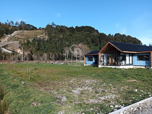 Acogedora Casa En Chamiza, A Pasos De La Carretera Austral