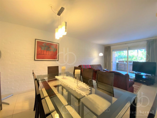 Imagen 2 de 15 de Punta Del Este, 2 Dormitorios Y 2 Baños, Cochera, Terraza Y Parrillero.