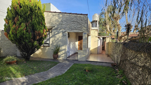 Venta Casa 2 Ambientes 1 Dormitorio En Caseros, Jardín Parrilla