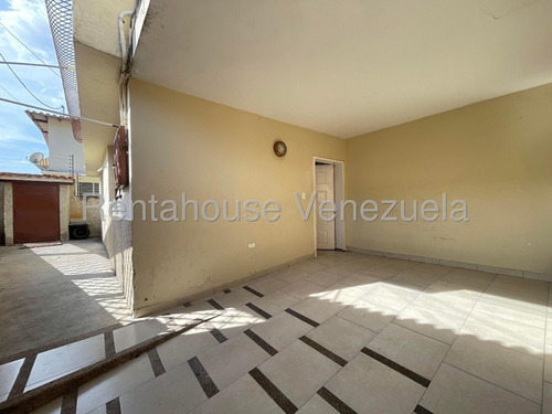 Casa En Alquiler En Zona Norte De Maracay Con Agua Constante Tanque Subterráneo Amoblada Cerco Eléctrico 3 Habitaciones 2 3 Baños Estacionamiento Nela 25-14786